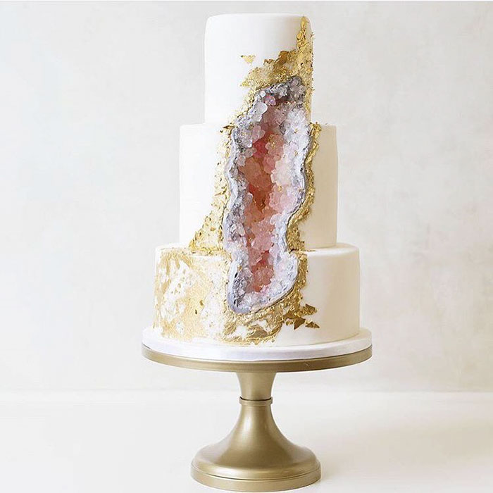 amethyst-geode-wedding-cake-trend-17-57833e2bb38eb__700
