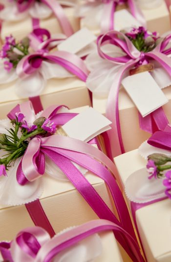 Don't know what wedding favors to give out on your big day? Here are 9 unique wedding favors that your guests are guaranteed to fall completely in love with, trust me! 