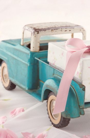 If you are looking for some inspiration for gift ideas for parents of the bride and the groom, then you are not going to want to miss this! These gift ideas for parents are absolutely perfect; they are sweet, practical, heartwarming, and thoughtful. Don't miss out on these ideas!