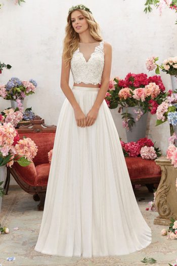 7 Beautiful Wedding Dresses Under $900| Wedding Dresses, Wedding Dress Ideas, Wedding Dress Inspiration, Inexpensive Wedding Dresses, Cheap Wedding Dresses, Beautiful Wedding Dresses, Popular Pin