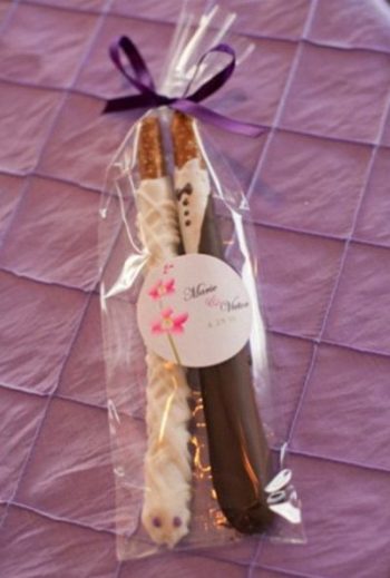 10 Wedding Favor Ideas That Won’t Break Your Bank | Wedding Favors, Wedding Favor Tips and Tricks, DIY Wedding Favors, Inexpensive Weddings, Inexpensive Wedding Favors, Wedding Party Favors