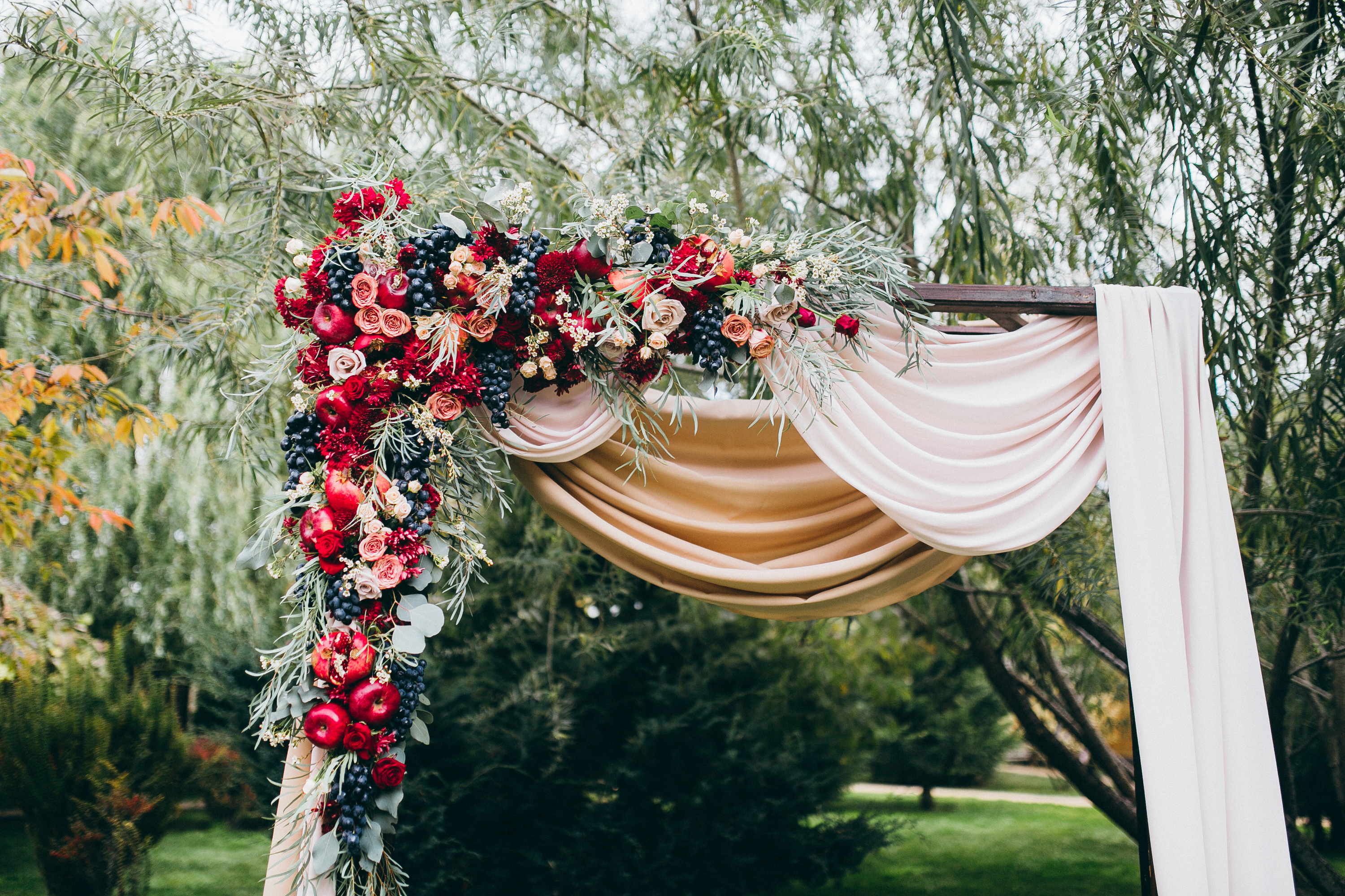 Fabulous DIY Fall Wedding  Backdrops 