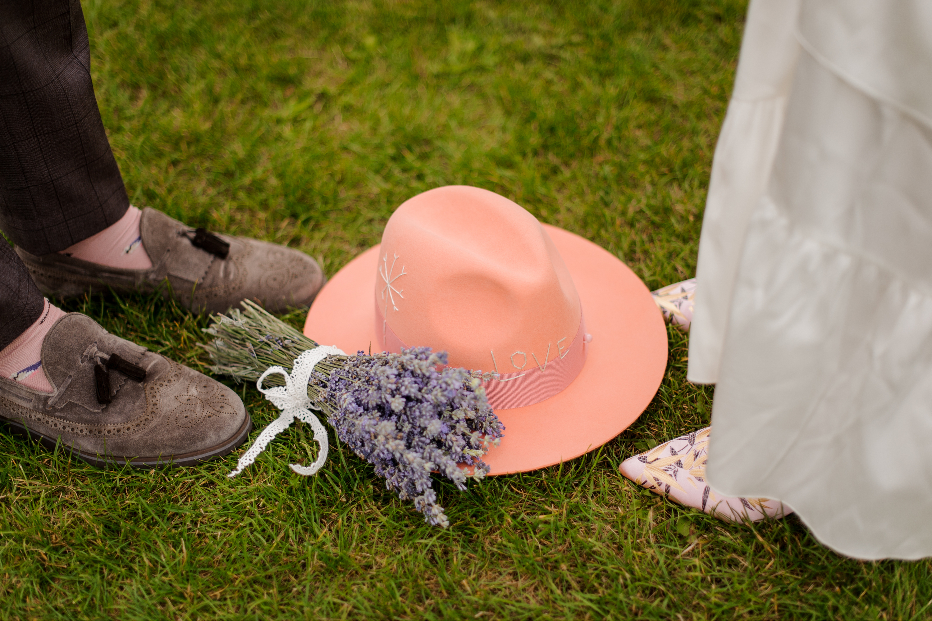 should you wear a hat to a wedding | wedding | wedding attire | wedding etiquette | wedding accessories | hats | weddings| fashion 