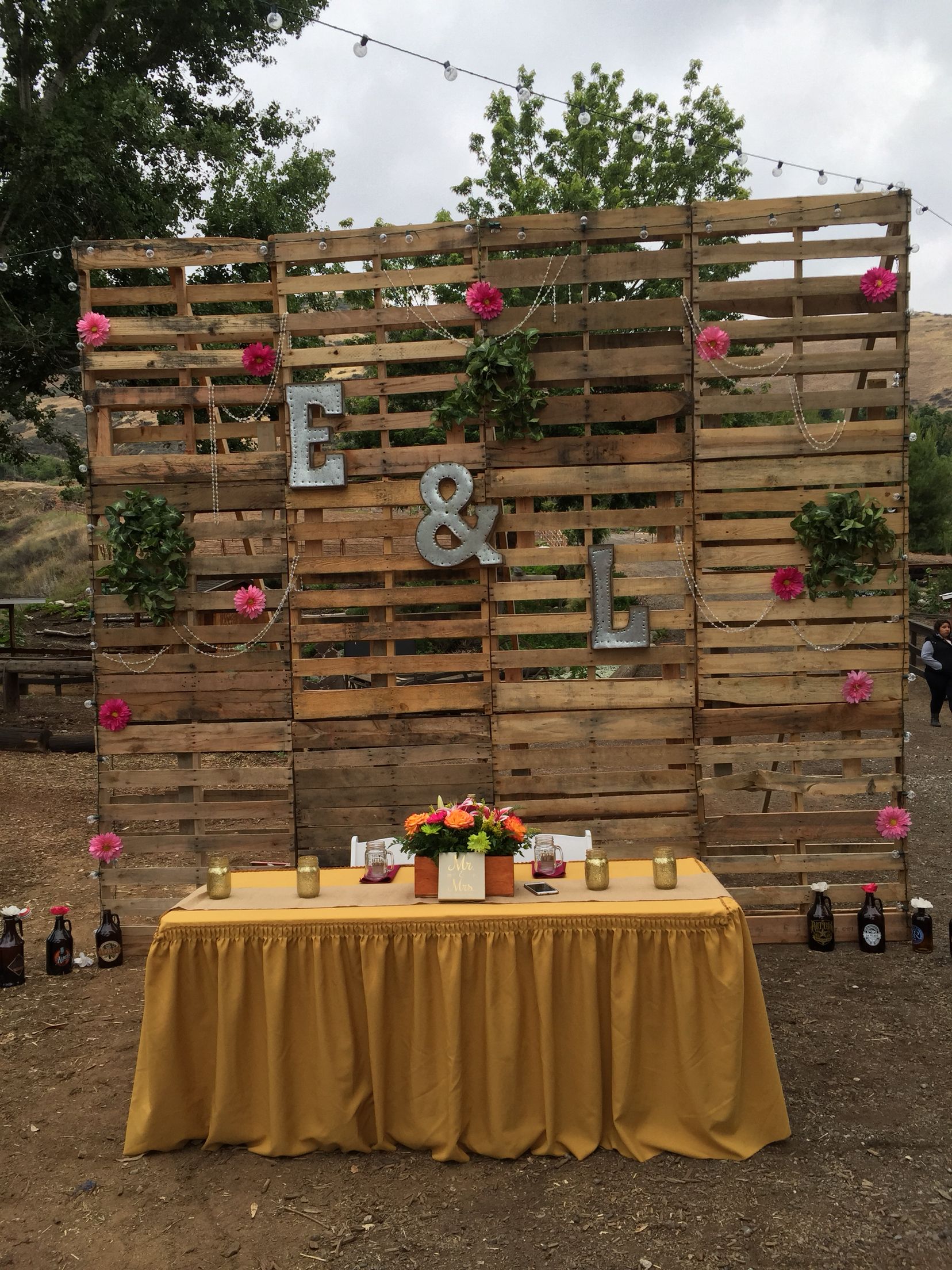 Pallet wood makes the perfect backdrop to any rustic wedding. Here are some amazing country barn reception decor that will look incredible! 