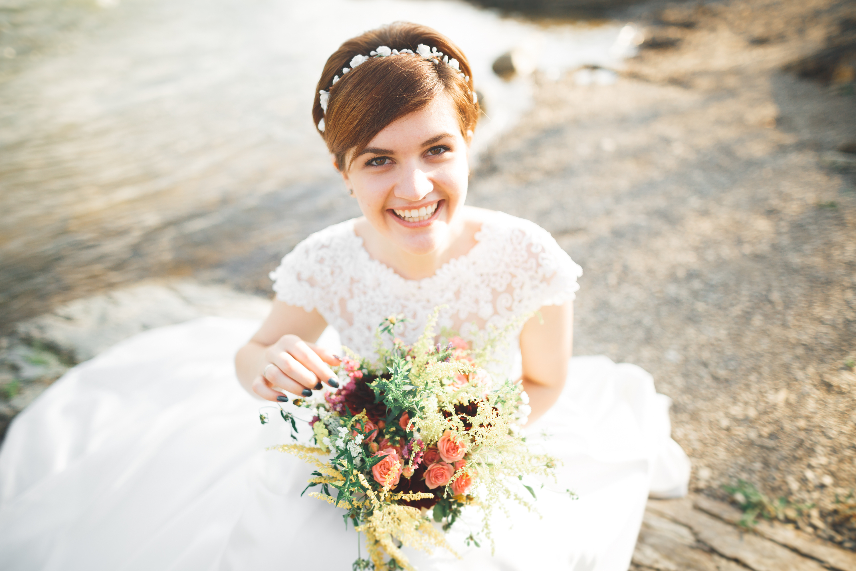 It can be tricky to find a hairstyle for your wedding if you have short hair. Try using a cute headband to help you style it. 