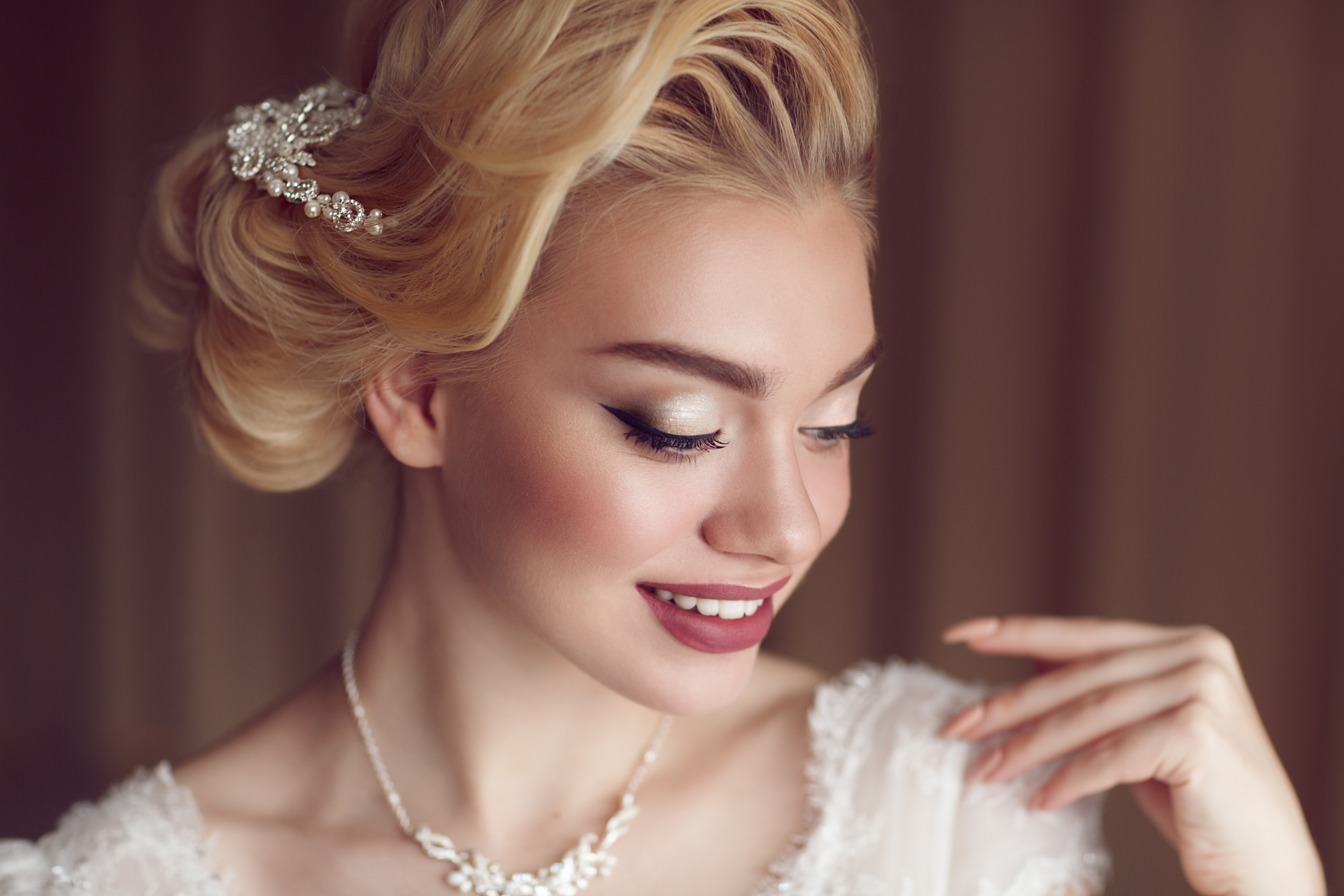 If you're planning a winter wedding, make sure your wedding makeup matches the time of year. These winter wedding makeup tips will have you looking amazing. 