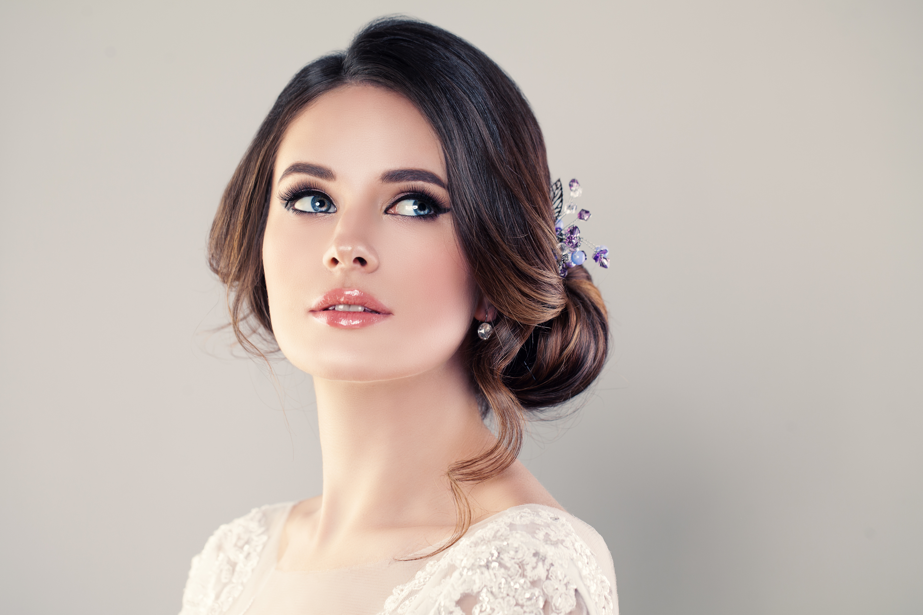 Everyone knows you need to change your makeup based on the time of year it is. If you're planning a winter wedding, make sure you know these winter wedding makeup tips. 