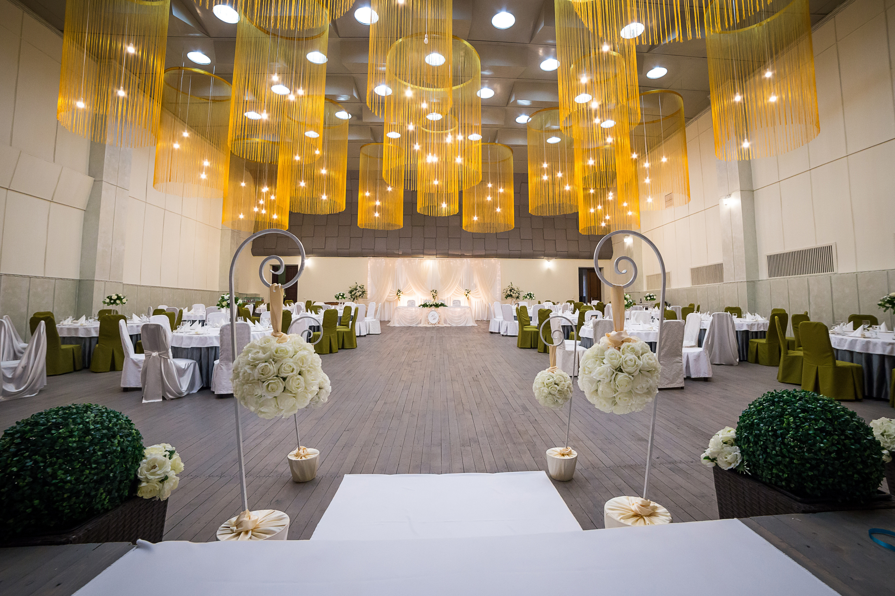 Picking your wedding venue can be the most stressful part of wedding planning. Here are 5 things to go over when picking out your wedding venue. 