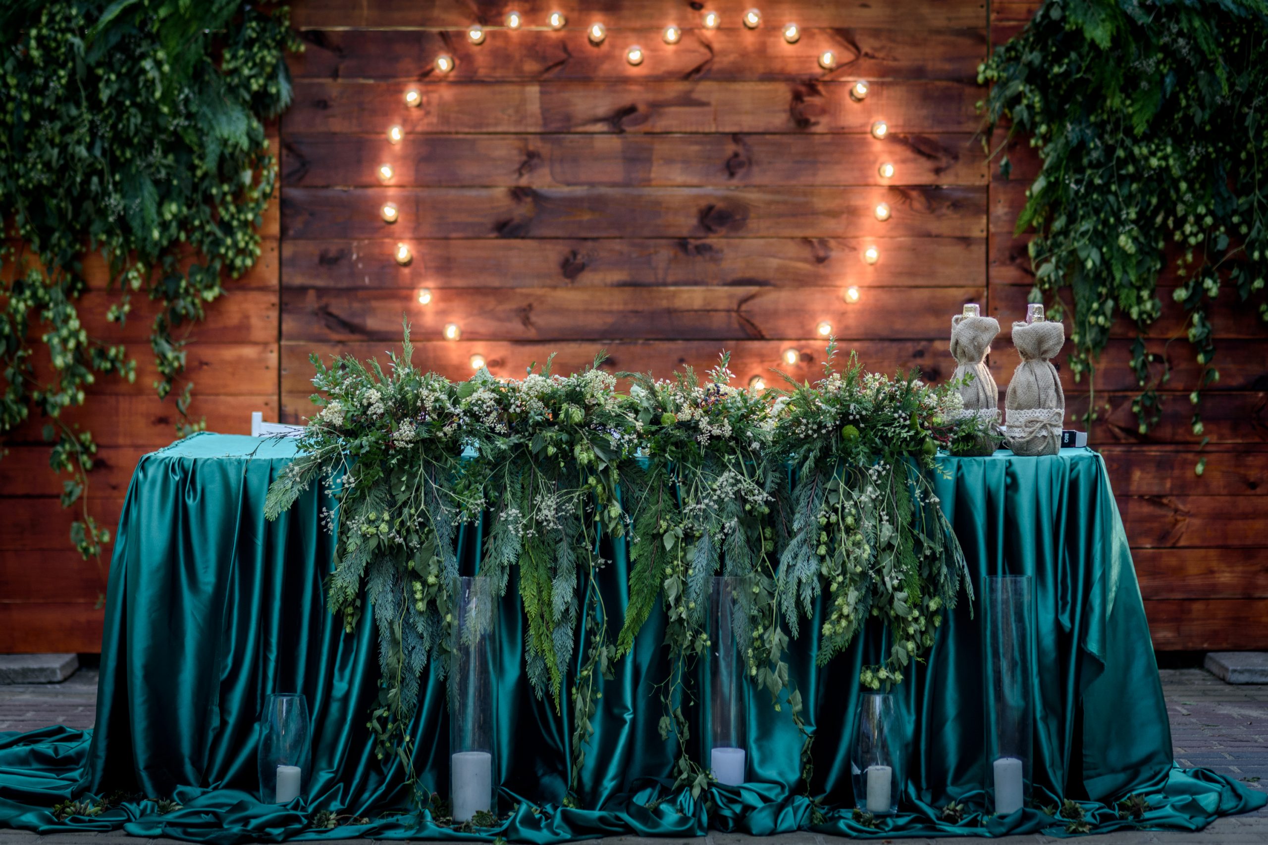 Emerald Green is one of my favorite colors for wedding color schemes because it is truly one of the most elegant colors out there.  And the best thing about it is that it looks positively gorgeous in almost any season or setting. See how you can incorporate beautiful greenery with the emerald green. 