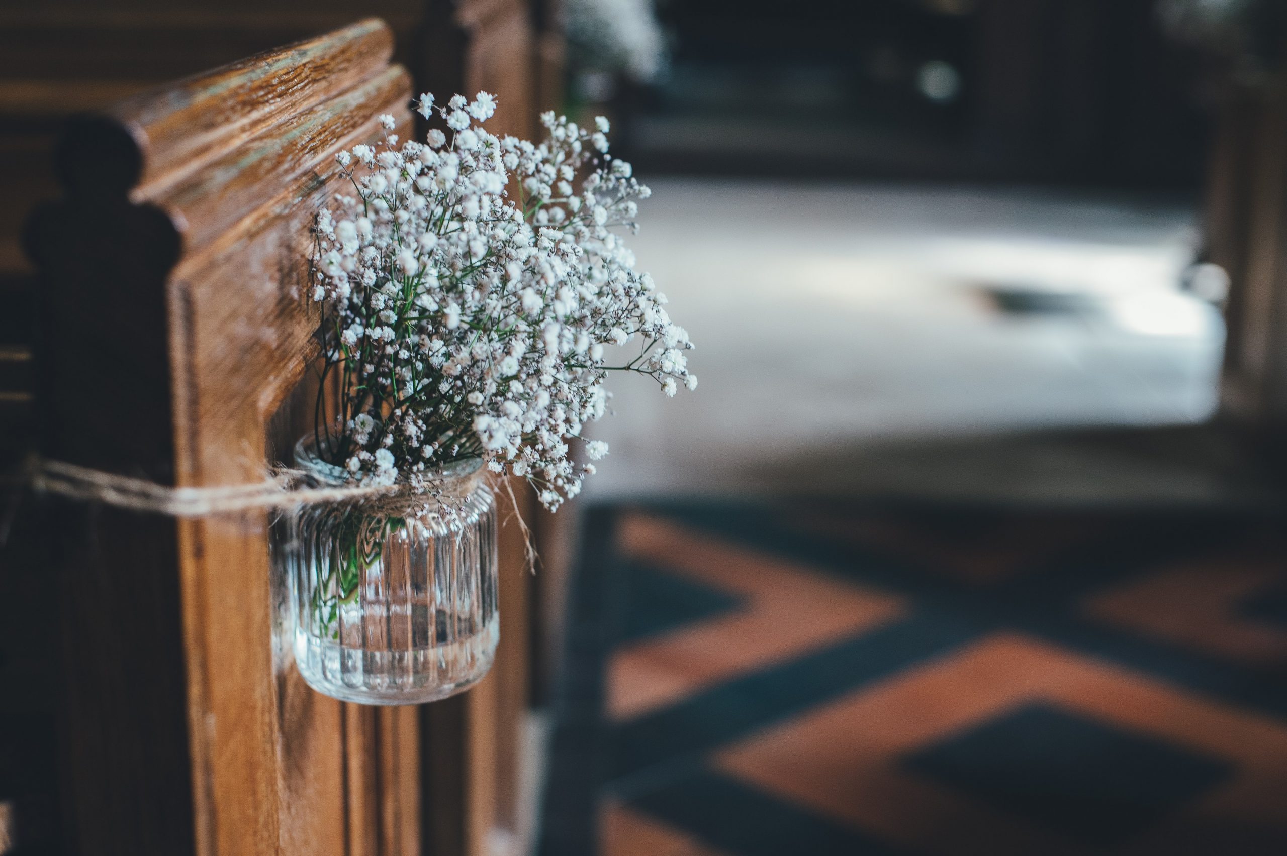 Rustic chic wedding decorations are this year's biggest trend! Not only do they look beautiful, but this rustic chic look means that you can make a majority of the items on this list without a problem. I mean, how cute are these flower vases? 