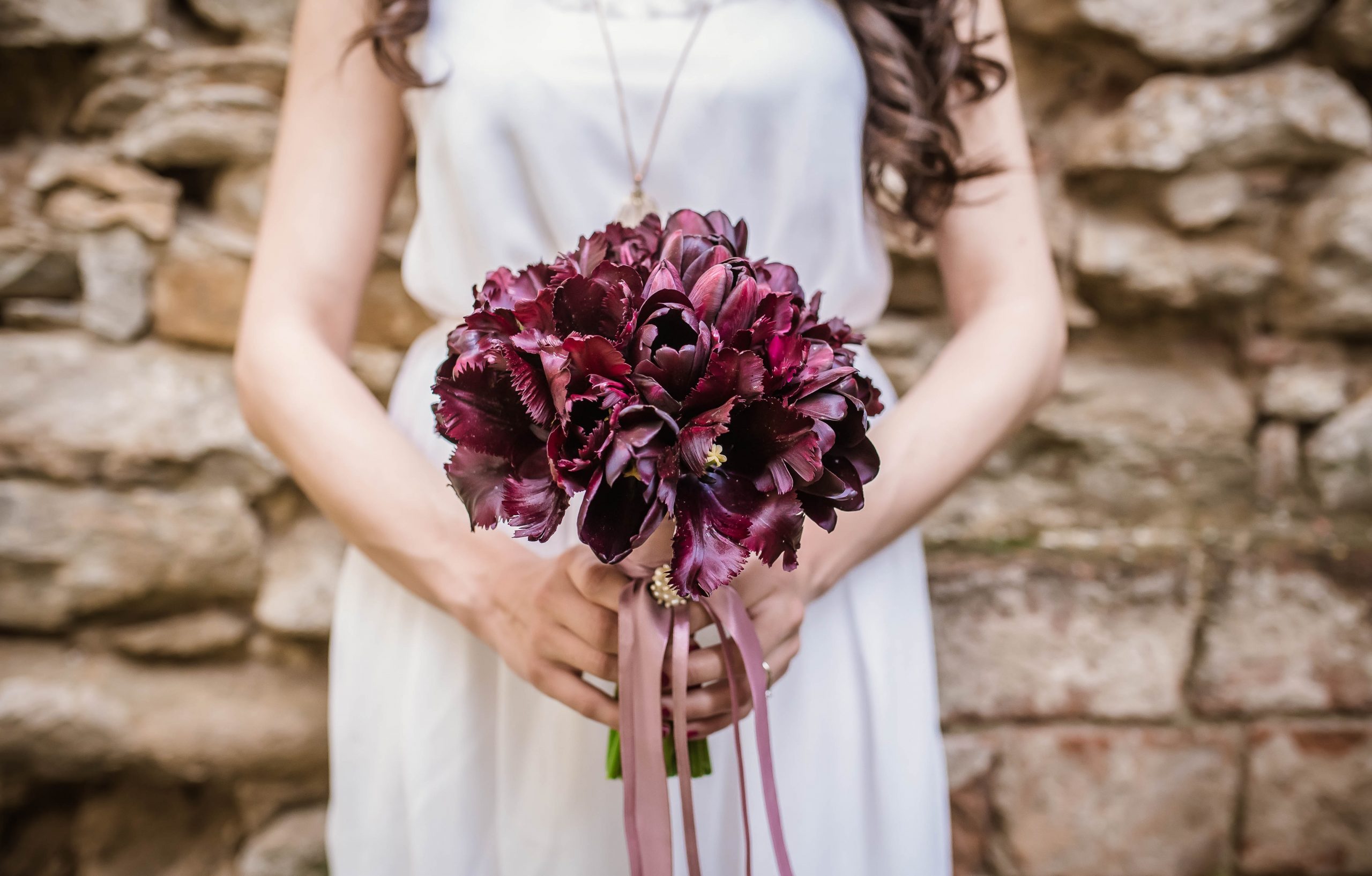 Rustic chic wedding decorations are this year's biggest trend! Not only do they look beautiful, but this rustic chic look means that you can make a majority of the items on this list without a problem. Even the color schemes are amazing! 