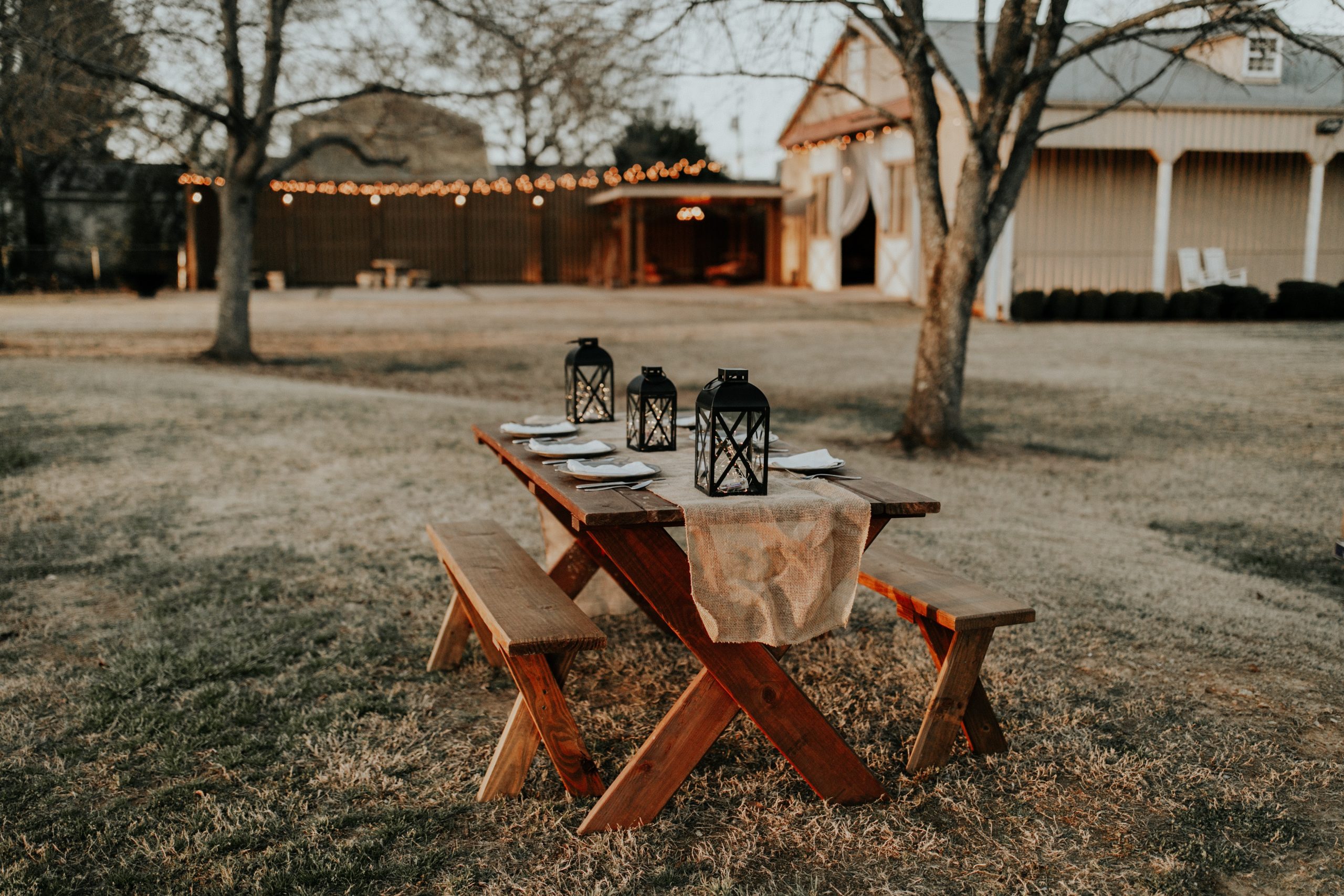 Rustic chic wedding decorations are this year's biggest trend! Not only do they look beautiful, but this rustic chic look means that you can make a majority of the items on this list without a problem. You will love these ideas! 