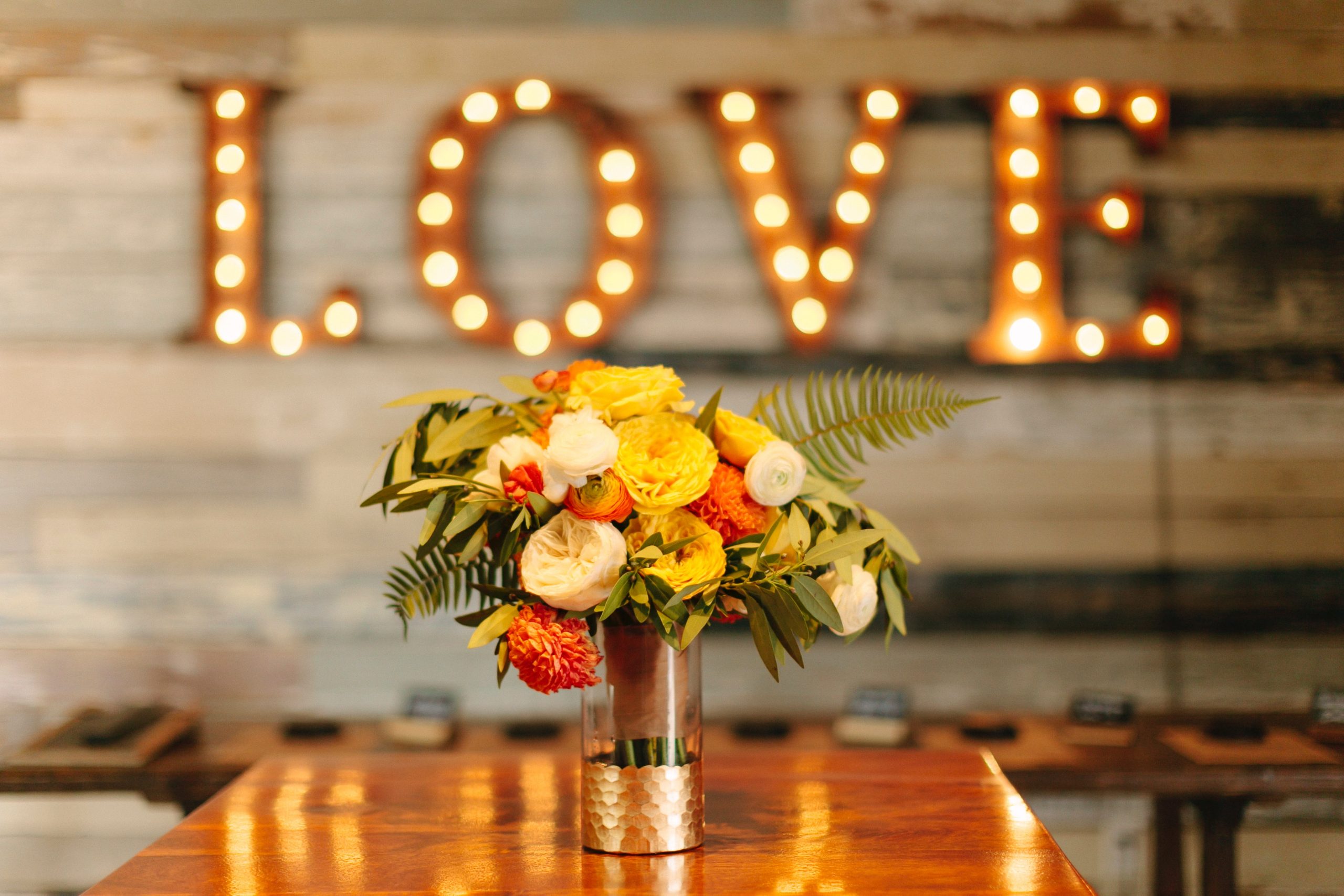 Rustic chic wedding decorations are this year's biggest trend! Not only do they look beautiful, but this rustic chic look means that you can make a majority of the items on this list without a problem. You can make your centerpieces as elaborate or simple as you want! 