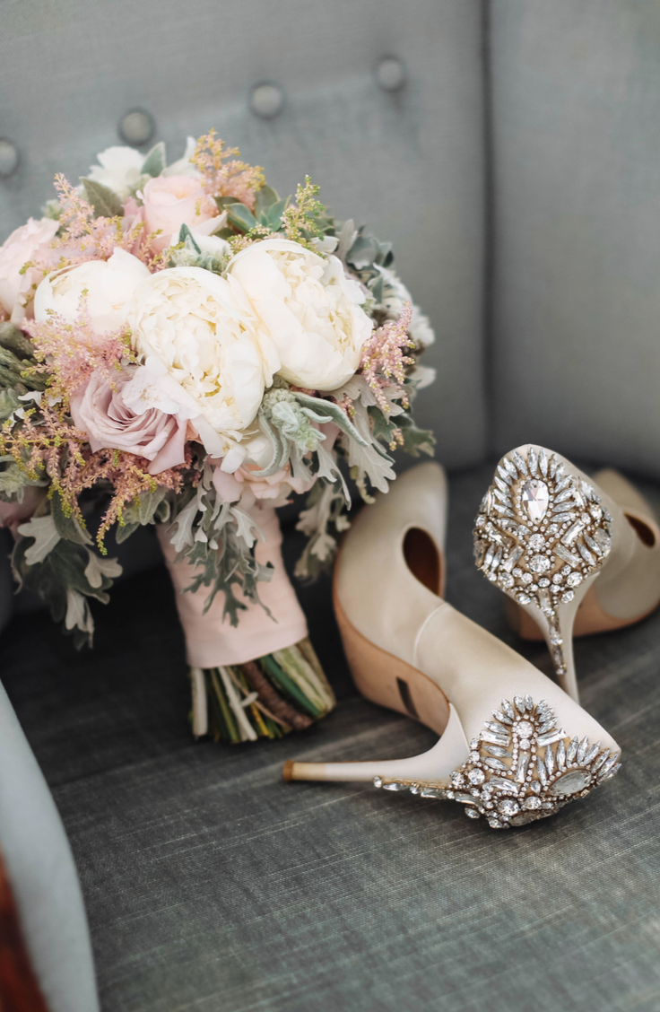 Starting off a partnership in wedding debt is no way to start a marriage. That's why I believe everyone should set a wedding budget. Here are some stylish budget wedding ideas so you can have the wedding of your dreams at an affordable cost. You will love these, I promise! 