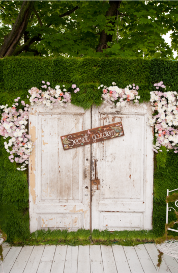 Photo booths are my favorite accessory at a wedding because you are sure to get at least one amazing photo of every one of your guests. But decorating a photo booth is just as important as having one, check out these incredibly Etsy wedding decorations that you can use to decorate yours! Check them out! 